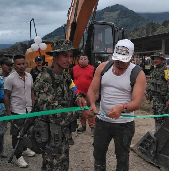 Ya hace tres meses, en el mismo territorio, integrantes de la estructura Carlos Patiño habían participado en la entrega de un puente peatonal y vehicular. Crédito: Primera Edición Cauca.