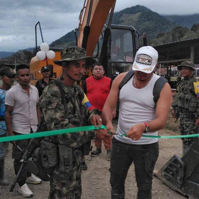 Ya hace tres meses, en el mismo territorio, integrantes de la estructura Carlos Patiño habían participado en la entrega de un puente peatonal y vehicular. Crédito: Primera Edición Cauca.