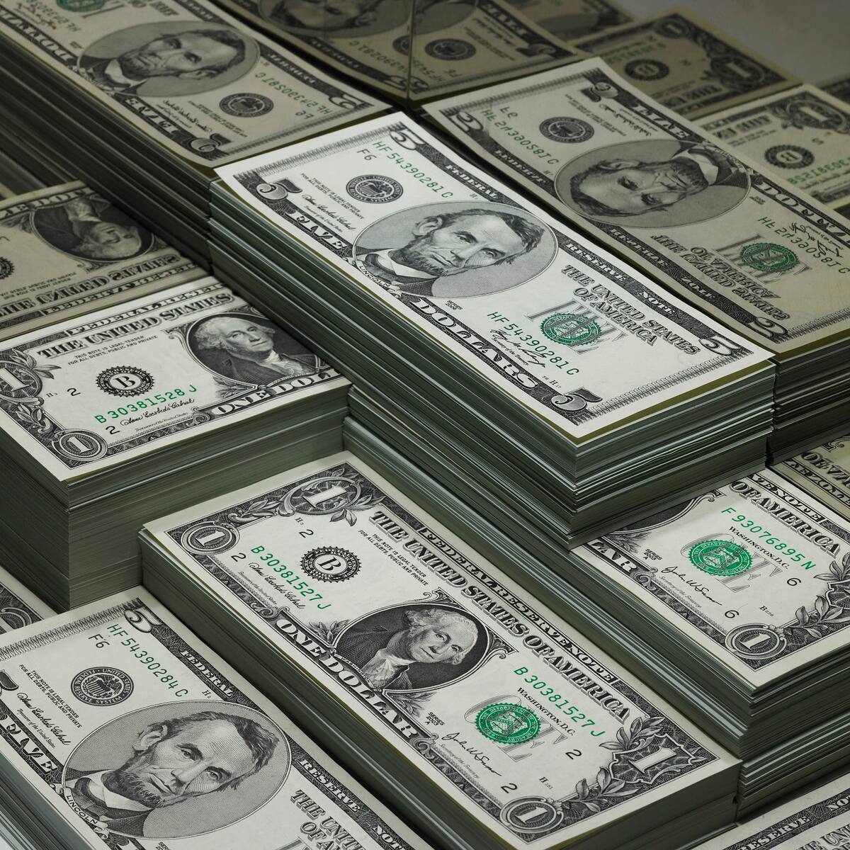 El dólar cerró al alza y vuelve a máximos de mayo en Colombia