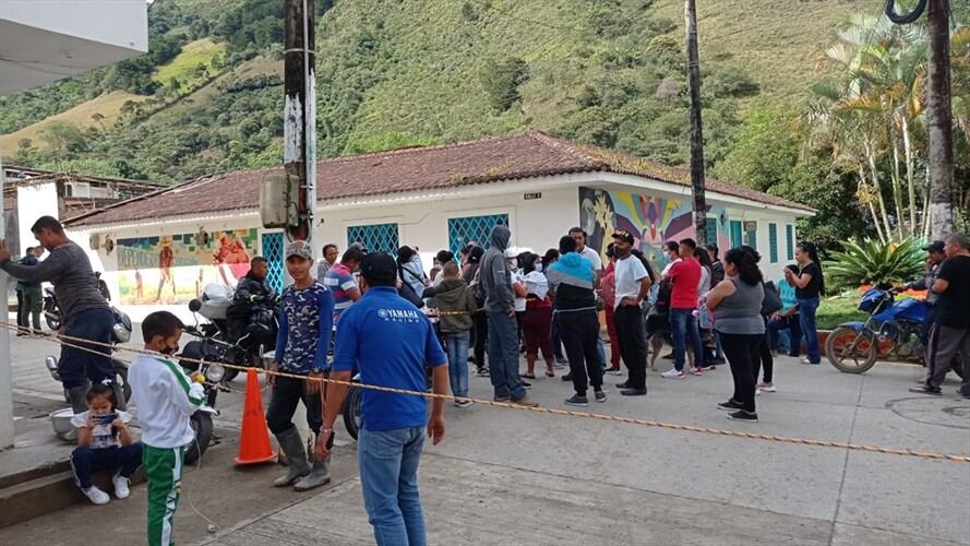 Los estudiantes y padres de familia salieron a las calles, a reclamar sus derechos . Foto: Cortesía