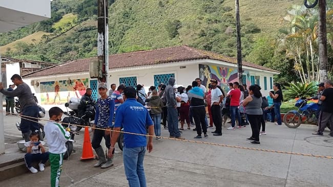 Los estudiantes y padres de familia salieron a las calles, a reclamar sus derechos . Foto: Cortesía