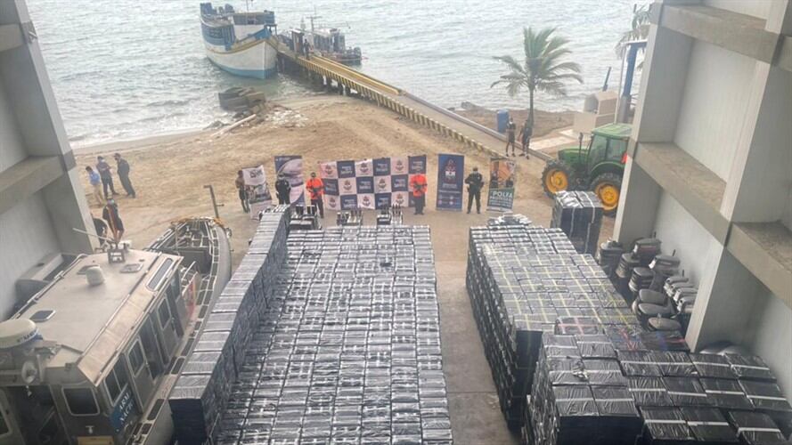 En dos días se descargaron los cigarrillos, licor y otras mercancías de contrabando que se hallaron en las dos embarcaciones. Foto: POLFA