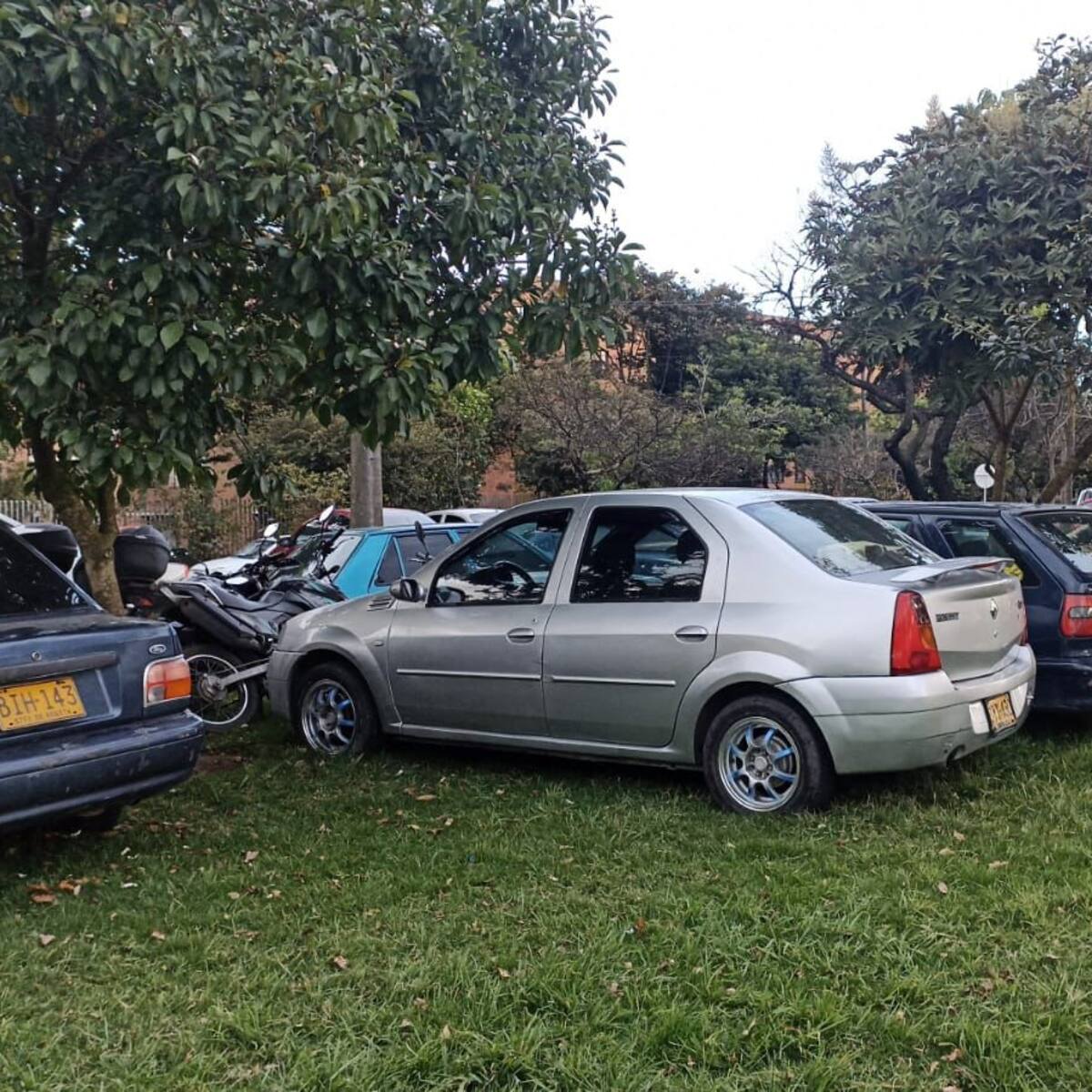 Denuncian que vehículos invadieron zonas aledañas al parque Simón Bolívar
