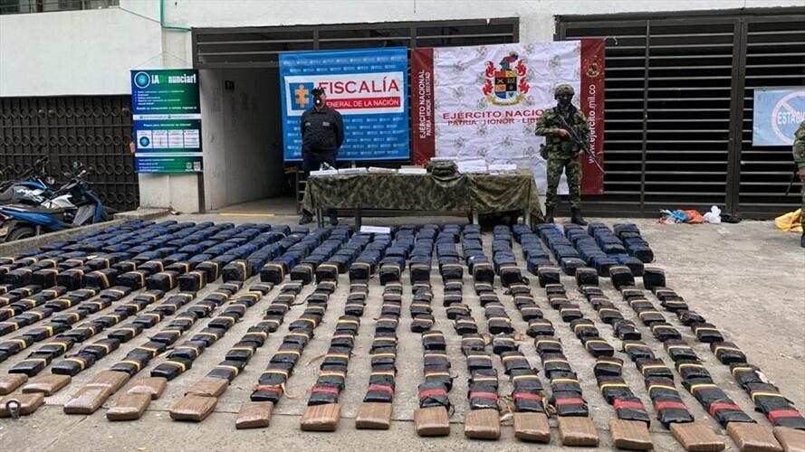 Las autoridades encontraron un camión con 390 paquetes de la sustancia ilícita . Foto: Fiscalía