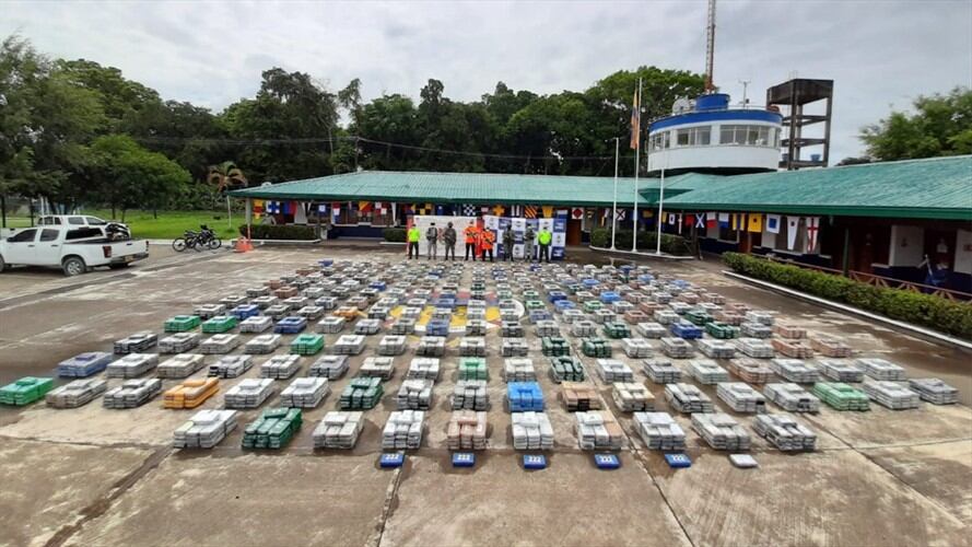 Autoridades incautaron 5.4 toneladas de clorhidrato de cocaína. Foto: Cortesía Policía