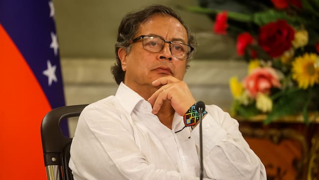 AME7808. CARACAS (VENEZUELA), 18/11/2023.- El presidente de Colombia, Gustavo Petro, participa durante una reunión con el presidente de Venezuela, Nicolás Maduro (fuera de cuadro) hoy, en Caracas (Venezuela). Los presidentes de Venezuela y Colombia, Nicolás Maduro y Gustavo Petro, respectivamente, se han reunido este sábado en Caracas, por cuarta vez en privado en los últimos 15 meses, para abordar temas que afectan a estas naciones vecinas, entre ellos la migración y los riesgos de una sequía. EFE/ Miguel Gutiérrez