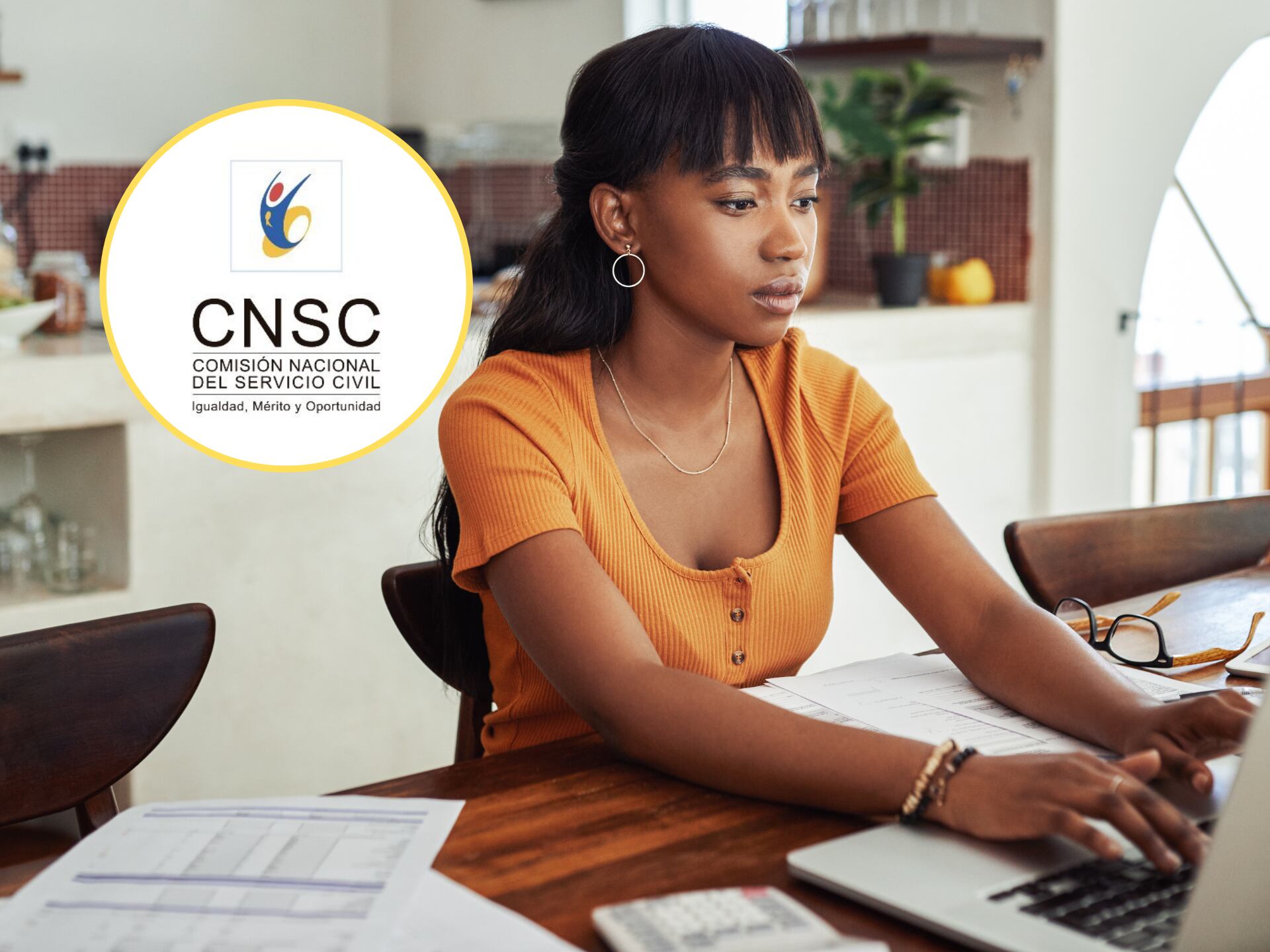 Mujer sentada usando su computador en casa. En el círculo, el logo de la Comisión Nacional del Servicio Civil (Fotos vía GettyImages y redes sociales)