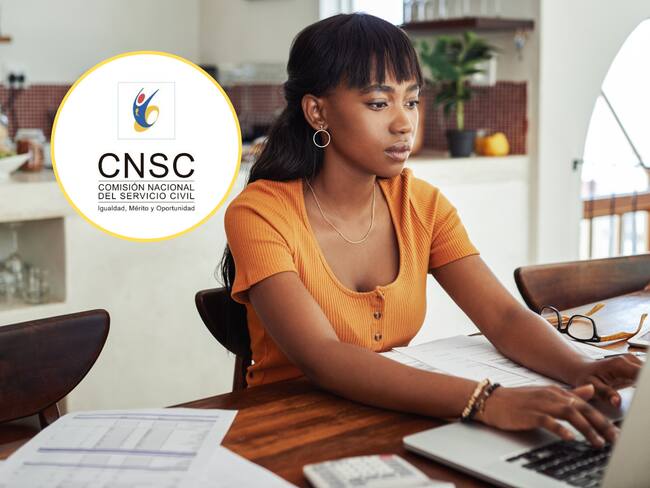 Mujer sentada usando su computador en casa. En el círculo, el logo de la Comisión Nacional del Servicio Civil (Fotos vía GettyImages y redes sociales)