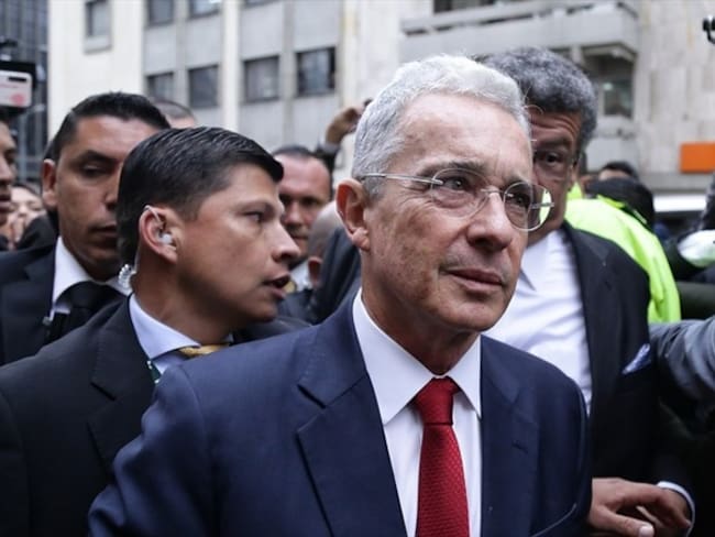 ¿Qué organismo debe juzgar a Álvaro Uribe tras su renuncia al Senado?. Foto: Colprensa / DIEGO PINEDA