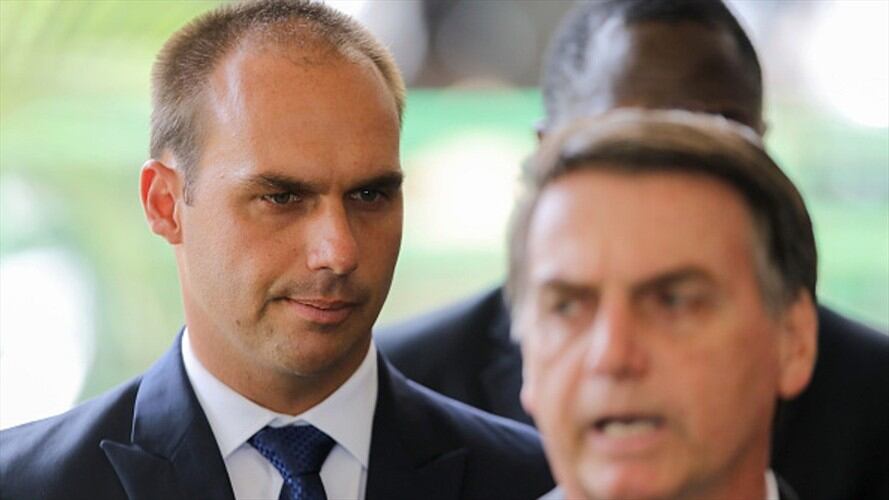 Eduardo Bolsonaro y su padre, el presidente de Brasil Jair Bolsonaro. Foto: Getty Images