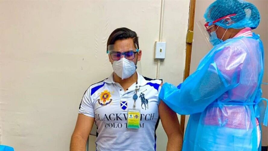 El primer caldense en recibir la vacuna Pfizer contra la COVID-19. Foto: Cortesía