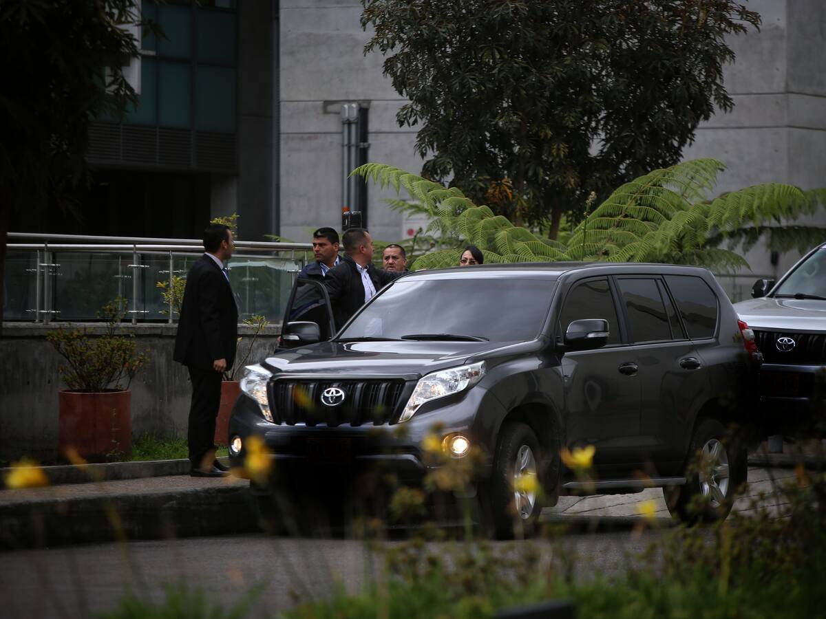 Multimillonario carrusel de contratación en compra de carros blindados