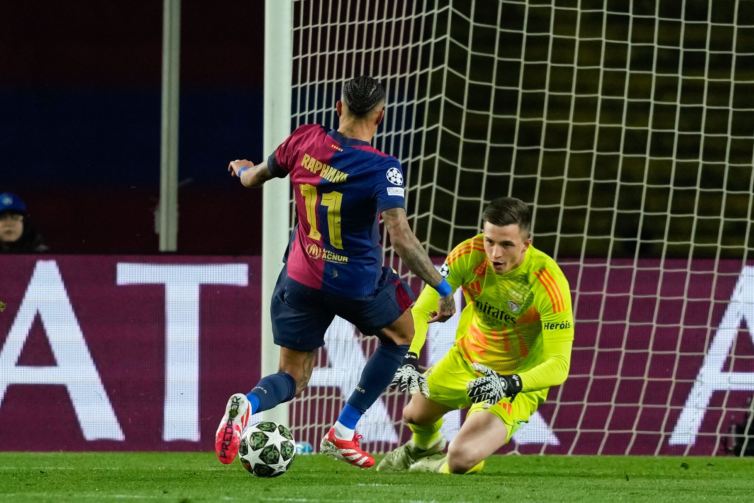 Disputa entre el jugador brasileño del Barcelona Raphinha y el portero del Benfica Anatolii Trubin. FOTO: EFE/ Alejandro Garcia