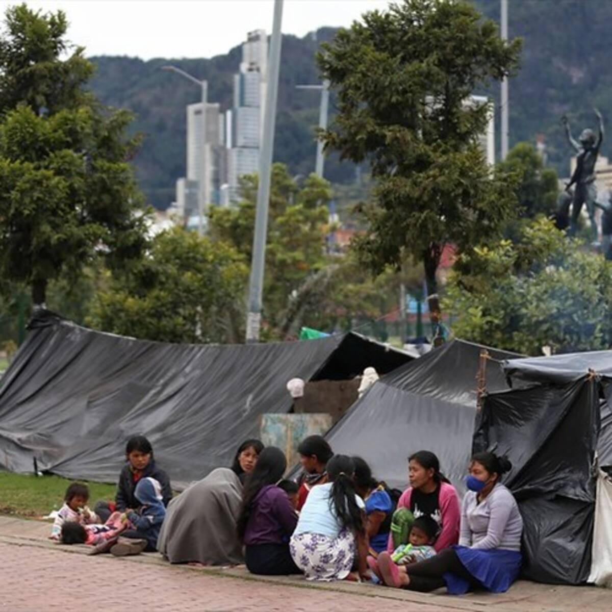 Funcionarios retenidos por comunidad Emberá en Bogotá tras desacuerdo por kits alimentario