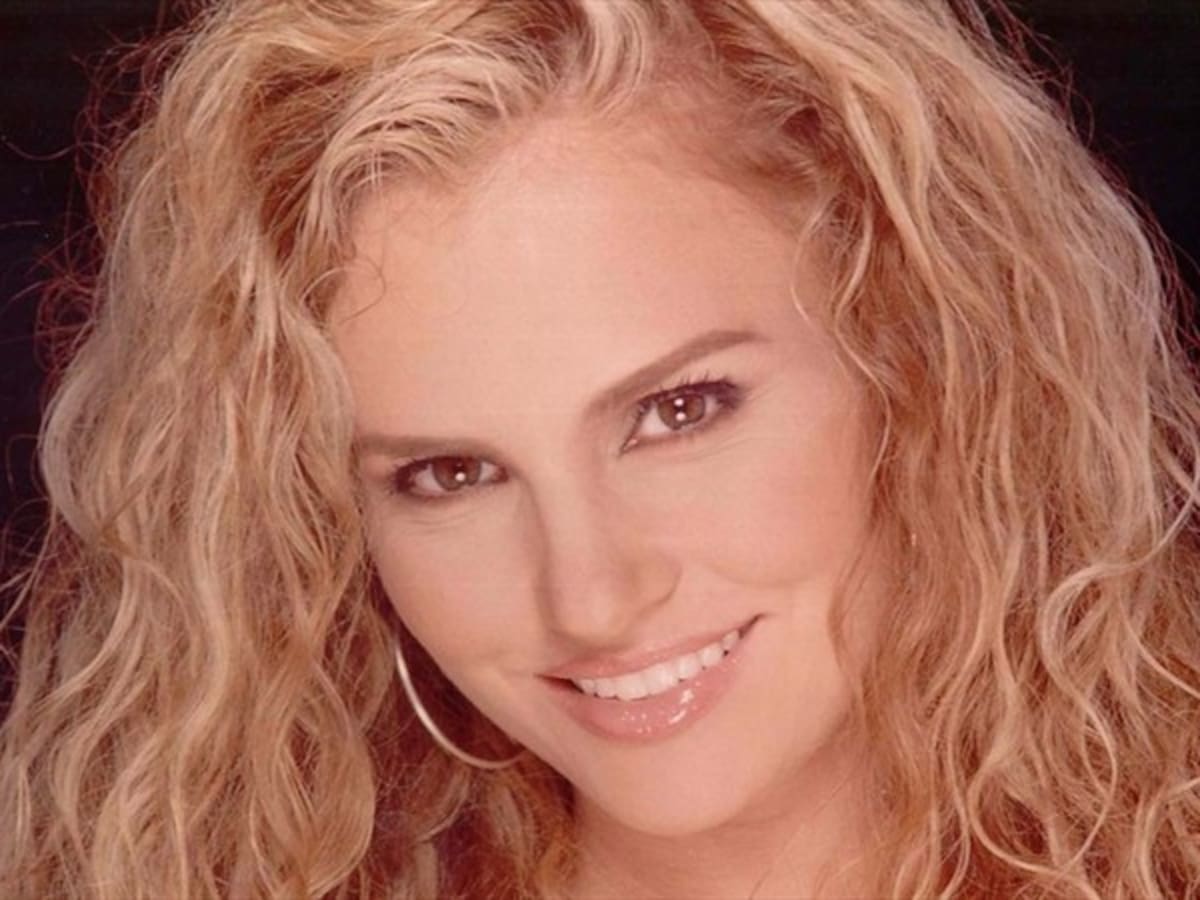 Aura Cristina Geithner publicó un sensual video bailando en mini pijama de seda