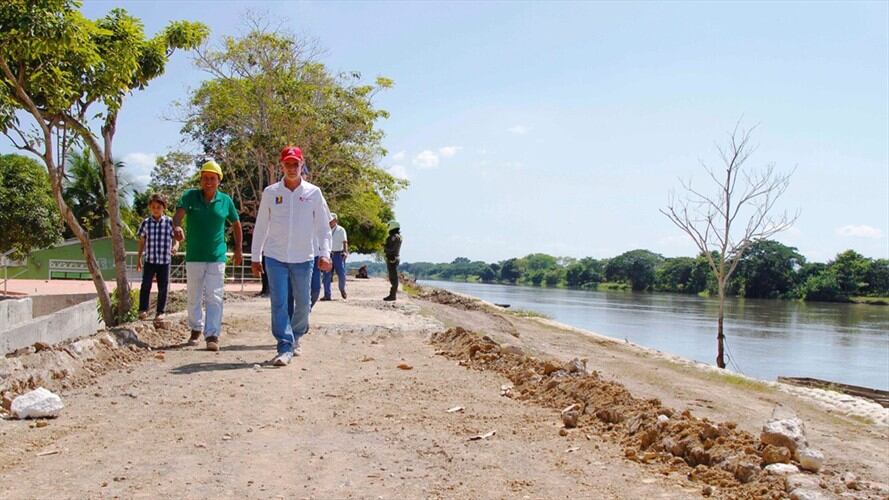 Eduardo Verano de la Rosa, dio un parte de tranquilidad luego del recorrido que hizo a las obras de protección en el sur del Atlántico que ejecutó el Fondo Adaptación. Foto: Silvana Salas