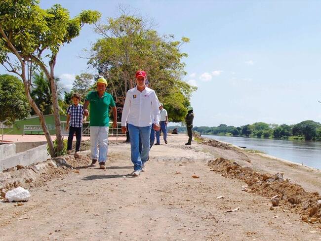 Eduardo Verano de la Rosa, dio un parte de tranquilidad luego del recorrido que hizo a las obras de protección en el sur del Atlántico que ejecutó el Fondo Adaptación. Foto: Silvana Salas