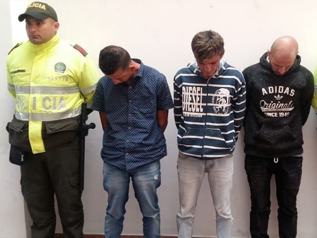 Delincuentes fueron capturados con armas de fuego en su poder y 50 cartuchos. Foto: Foto: Policía Tunja