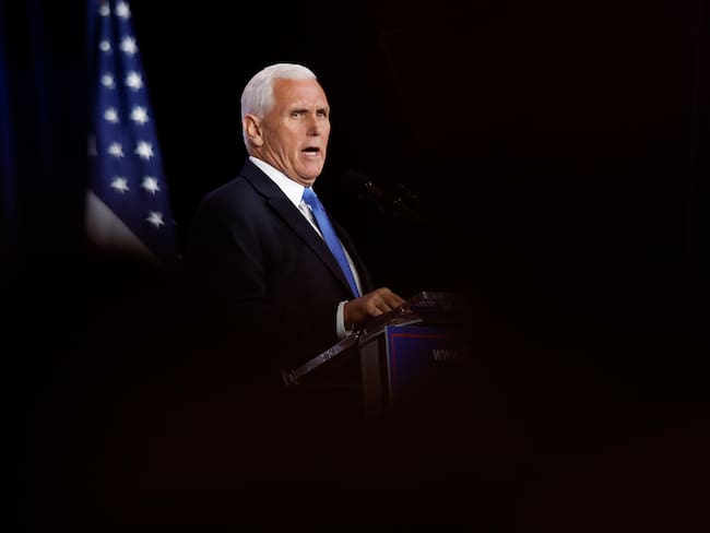 Las Vegas (Usa), 28/10/2023.- Republican candidate for President, former Vice President Mike Pence announces the end of his bid for US president during the 2023 Republican Jewish Coalition Annual Leadership Meeting at the Venetian hotel and casino in Las Vegas, Nevada, USA, 28 October 2023. EFE/EPA/CAROLINE BREHMAN