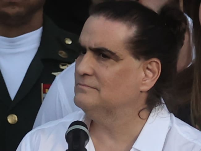 AME5413. CARACAS (VENEZUELA), 20/12/2023.- El empresario colombiano Alex Saab escucha al presidente de Venezuela Nicolás Maduro hoy, a su llegada al Palacio de Miraflores en Caracas (Venezuela). Saab fue liberado por el gobierno de los Estados Unidos -mediante negociaciones con el Gobierno chavista-, donde estaba acusado por el delito de conspiración para blanqueo de dinero. EFE/ Miguel Gutiérrez