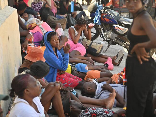 Familias huyendo en Haití. (Foto: RICHARD PIERRIN/AFP via Getty Images)
