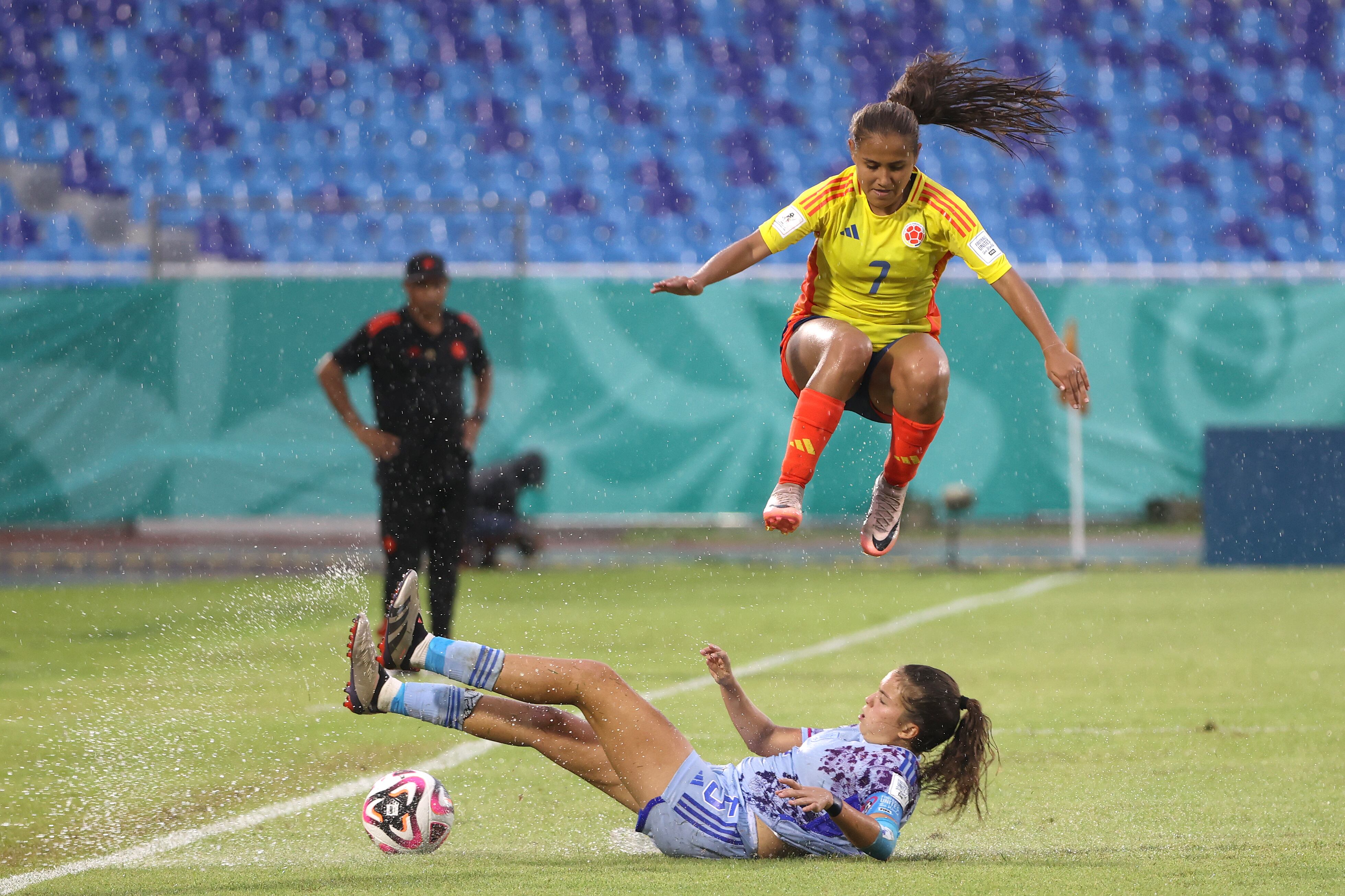 Isabella Díaz (arriba) de Colombia disputa el balón con Amaya García de España este martes. Foto: EFE.