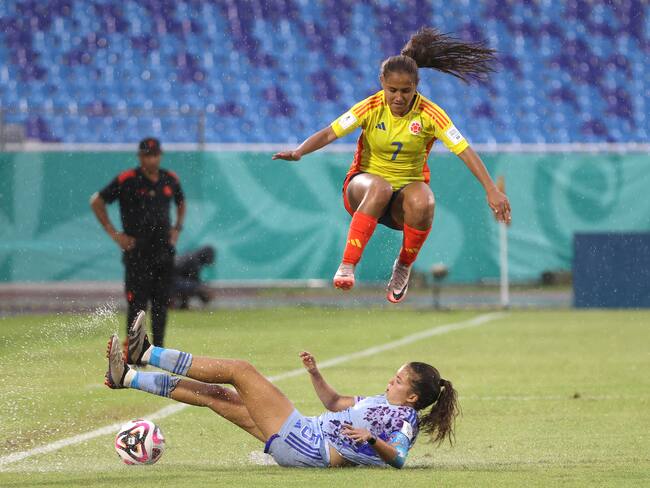 Isabella Díaz (arriba) de Colombia disputa el balón con Amaya García de España este martes. Foto: EFE.