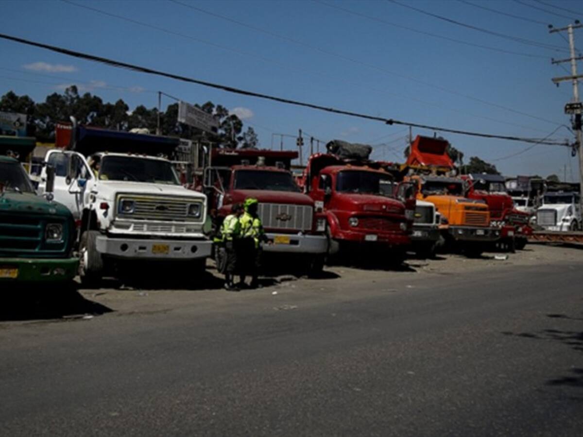 Más de 67 bloqueos continúan en diferentes vías del país