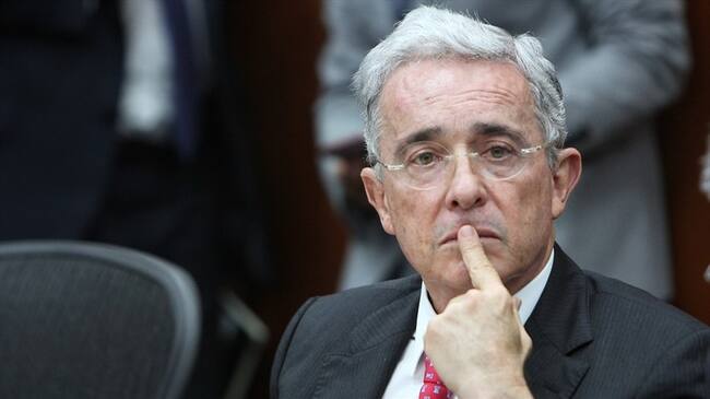 Álvaro Uribe publicó una serie de trinos en los que se suma a las preocupaciones de Néstor Humberto Martínez sobre la Ley Estatutaria de la JEP. Foto: Colprensa