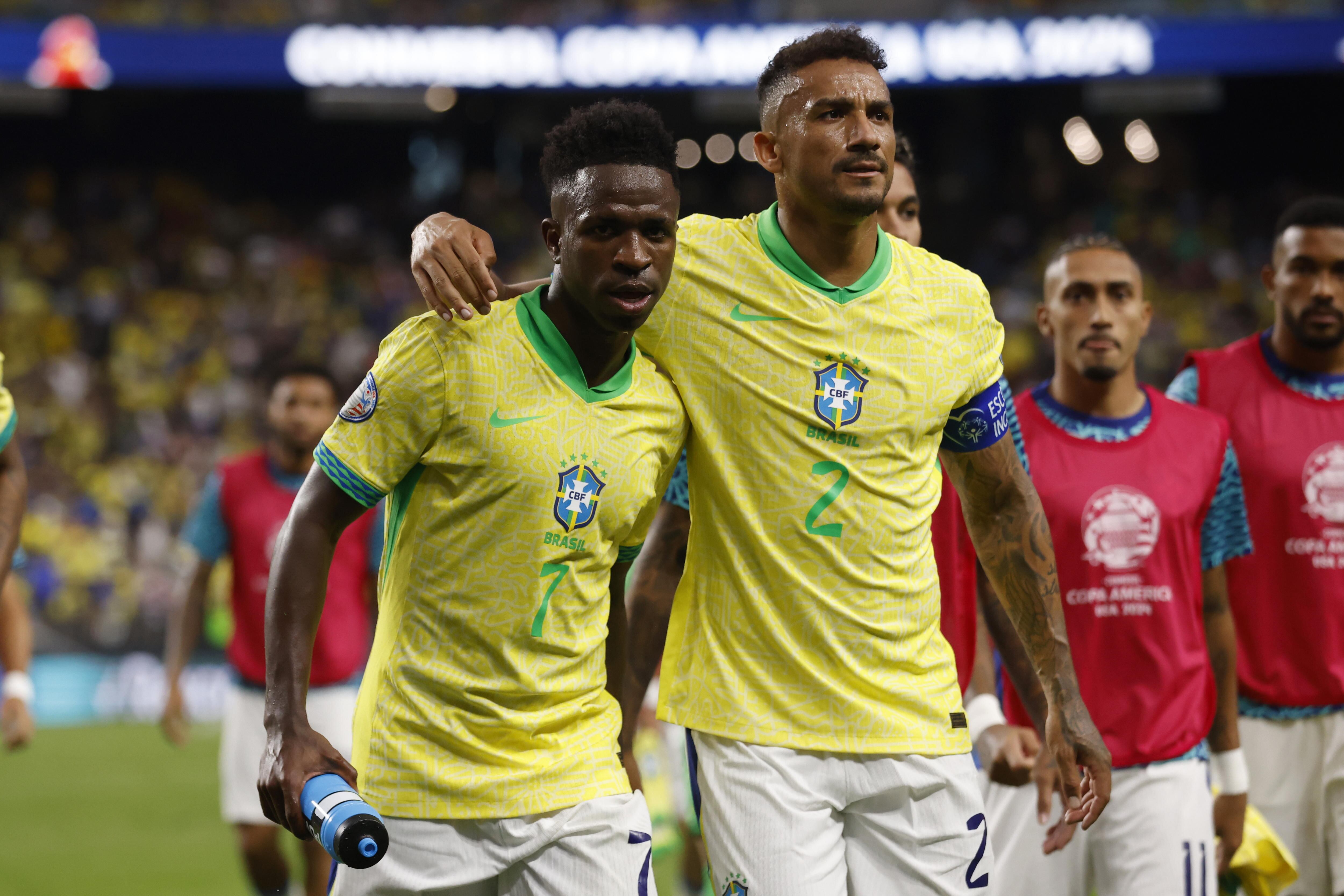 Las Vegas (United States), 29/06/2024.- Brazil forward Vinicius Junior (L) and Brazil defender Danilo (R) during the first half of the CONMEBOL Copa America 2024 group D soccer match between Paraguay and Brazil, in Las Vegas, Nevada, USA, 28 June 2024. (Brasil) EFE/EPA/CAROLINE BREHMAN