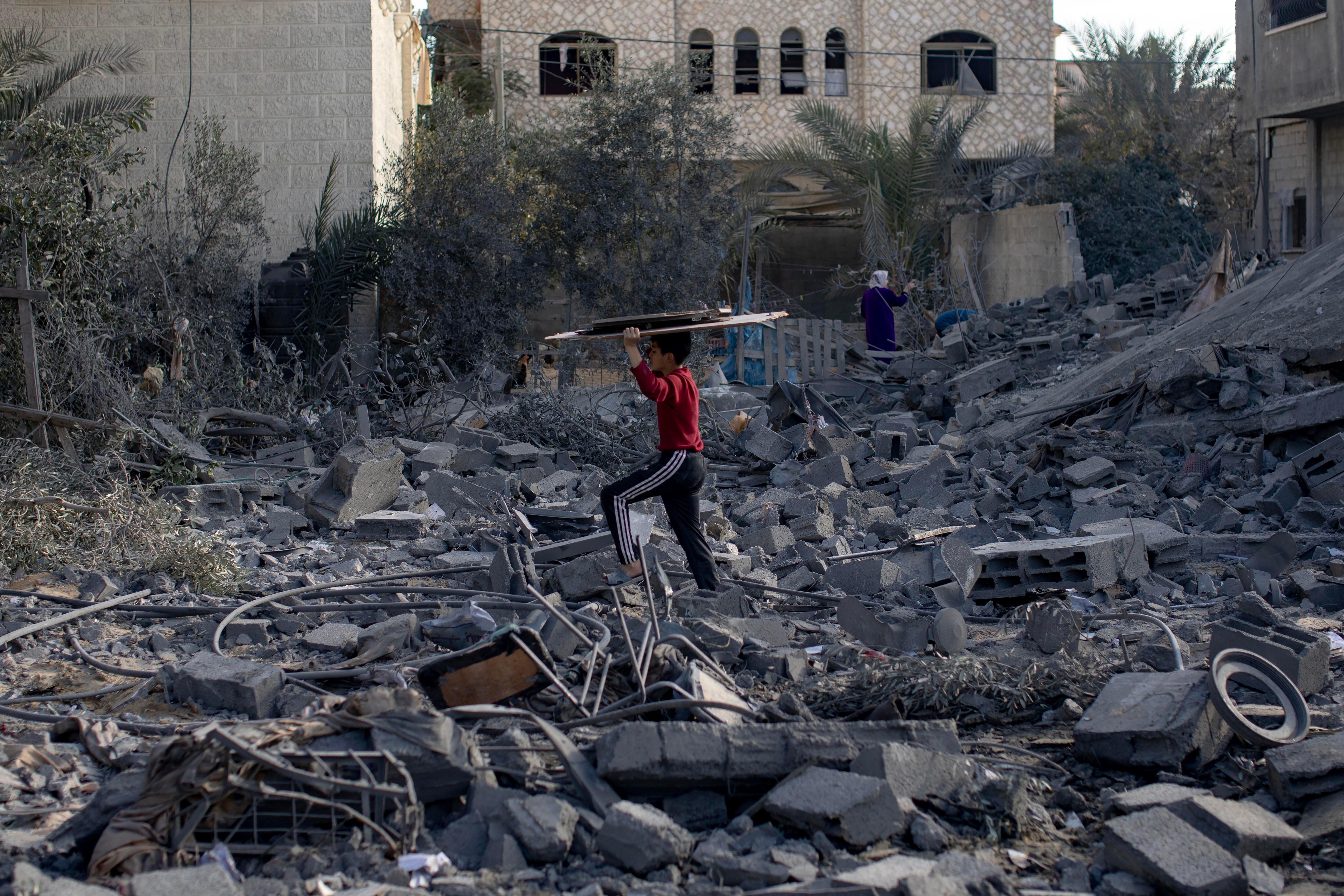 Palestinos entre los escombros en Gaza. EFE/EPA/HAITHAM IMAD