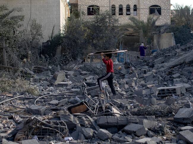 Palestinos entre los escombros en Gaza. EFE/EPA/HAITHAM IMAD