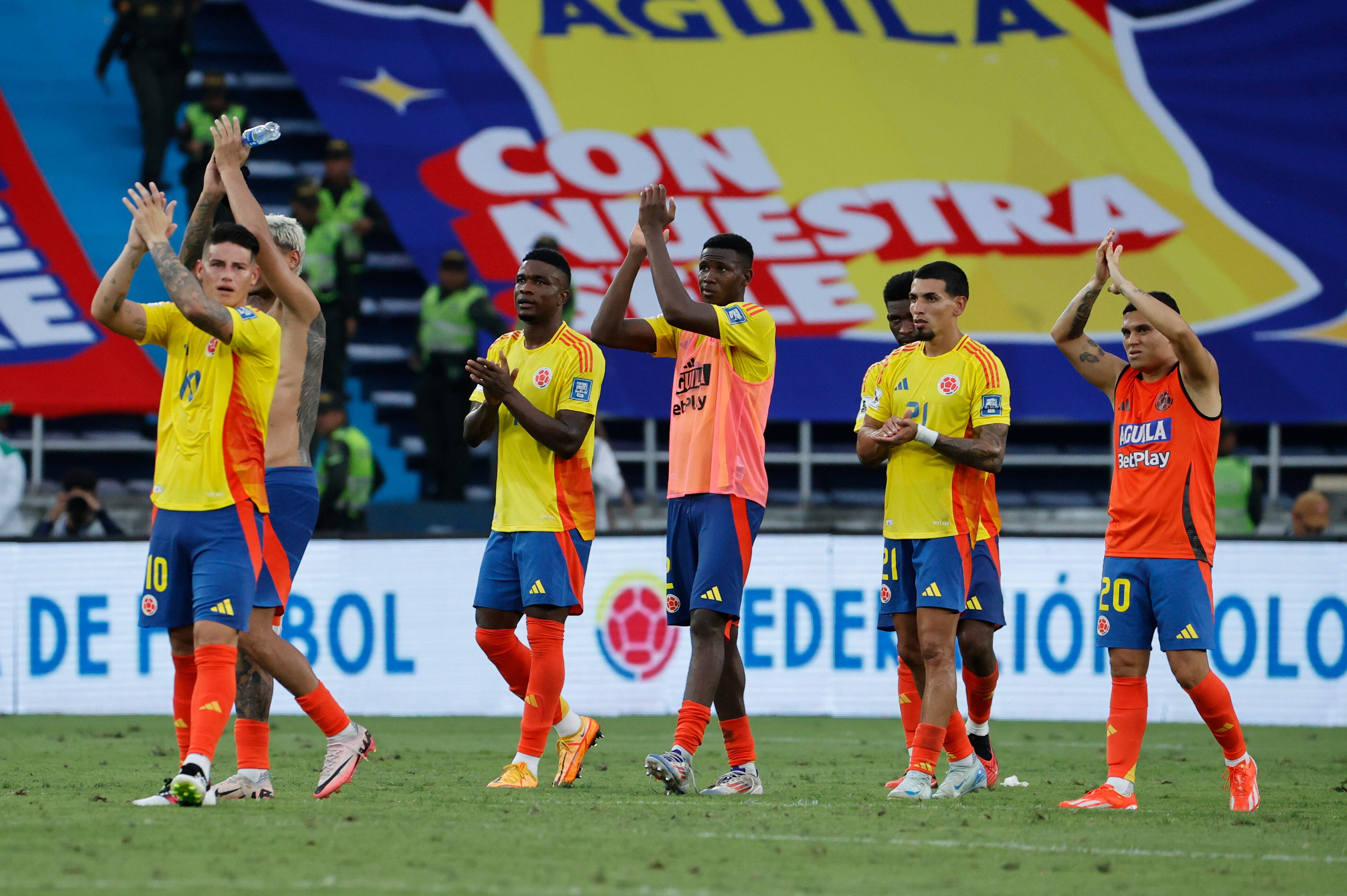 Jugadores de Colombia se despiden este martes, al final de un partido de las eliminatorias sudamericanas para el Mundial de 2026 entre Colombia y Argentina. Foto: EFE.