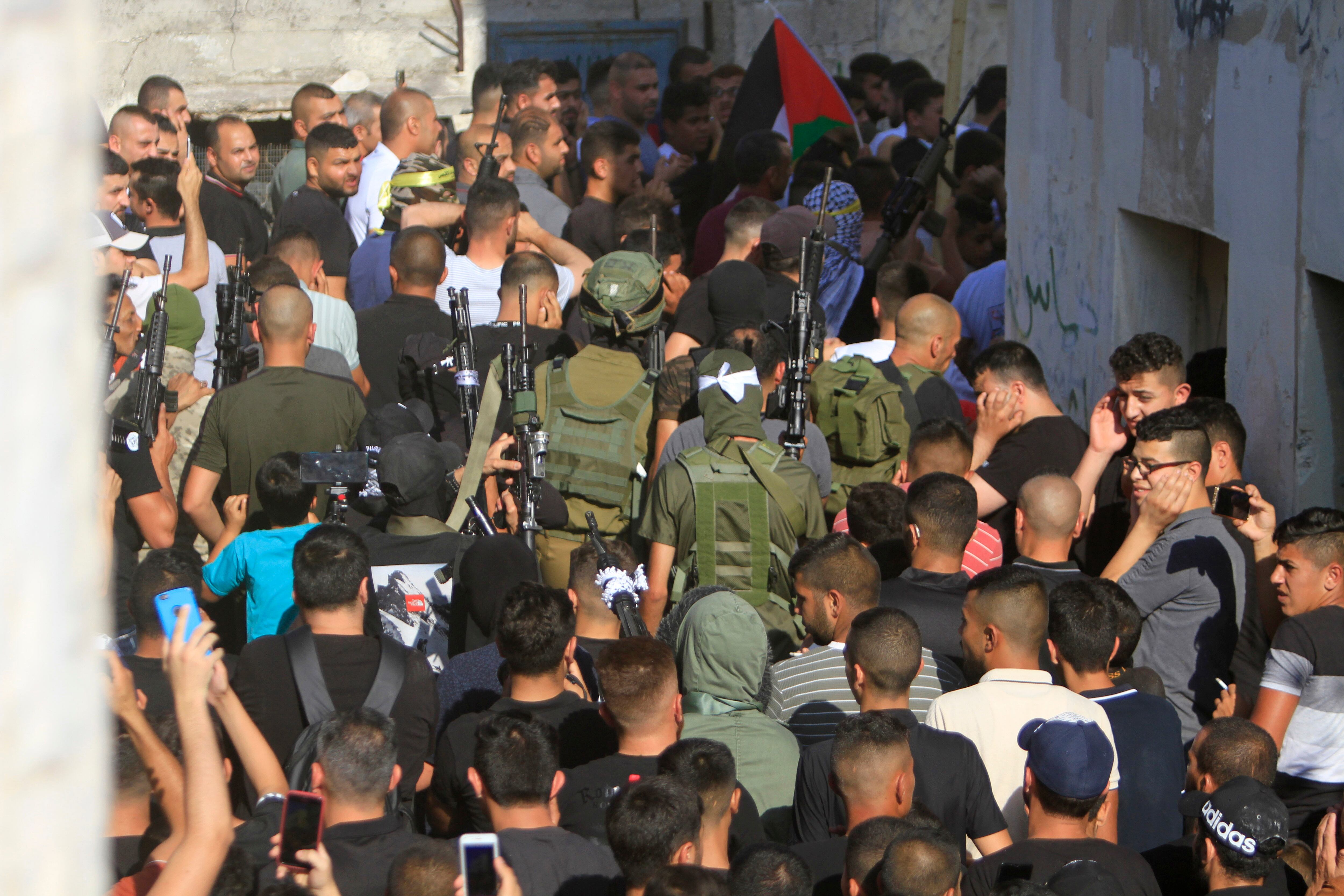 JENIN, WEST BANK, PALESTINE - 2022/07/03: Gunmen take part during the funeral of the 17-year-old Palestinian Kamel Alawneh, who was shot dead by the Israeli army after he clashed with them with stones in the village of Jaba, near the city of Jenin in the occupied West Bank. (Photo by Nasser Ishtayeh/SOPA Images/LightRocket via Getty Images)