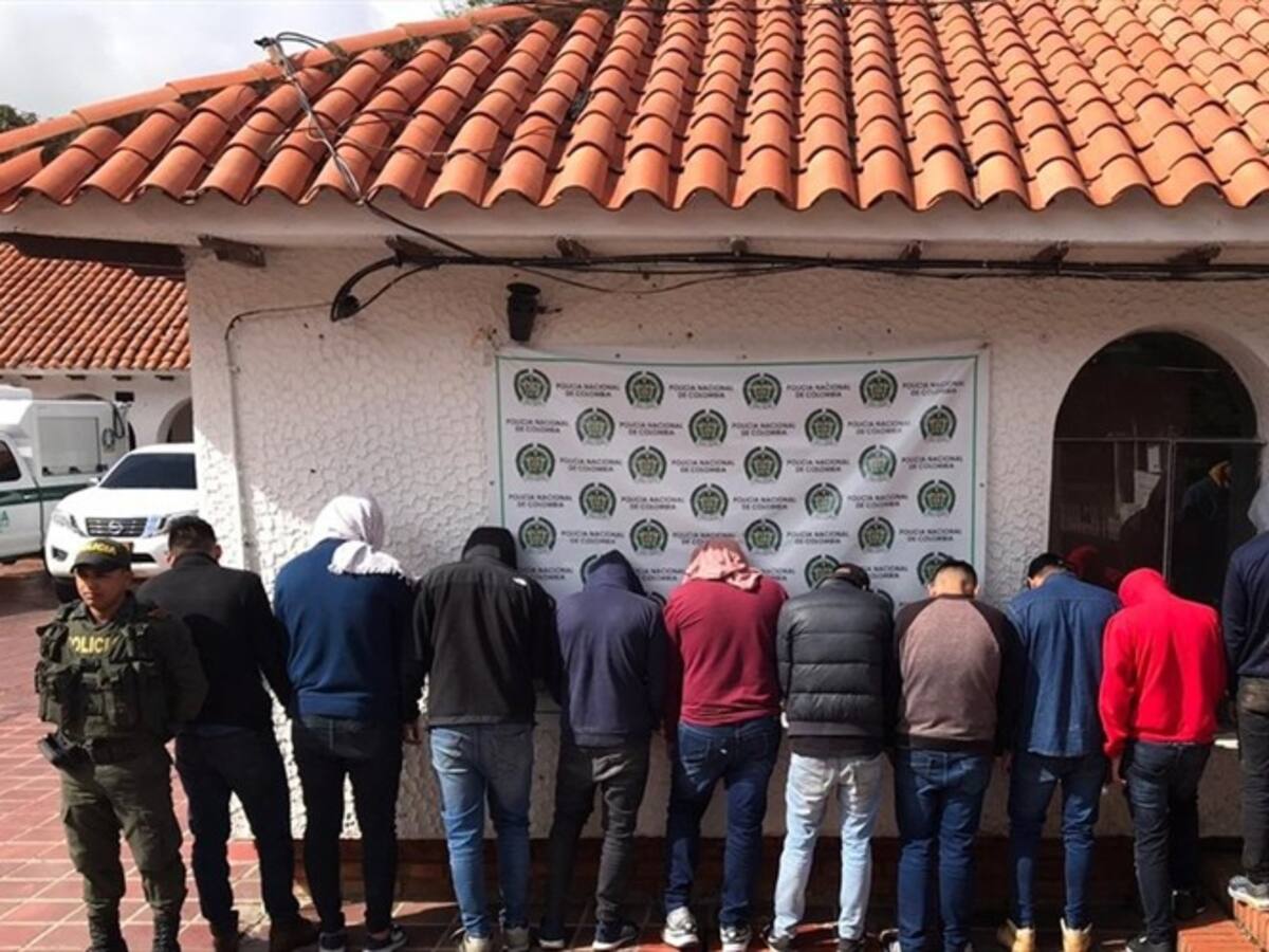 Once estudiantes capturados por porte de explosivos y ataque a servidor