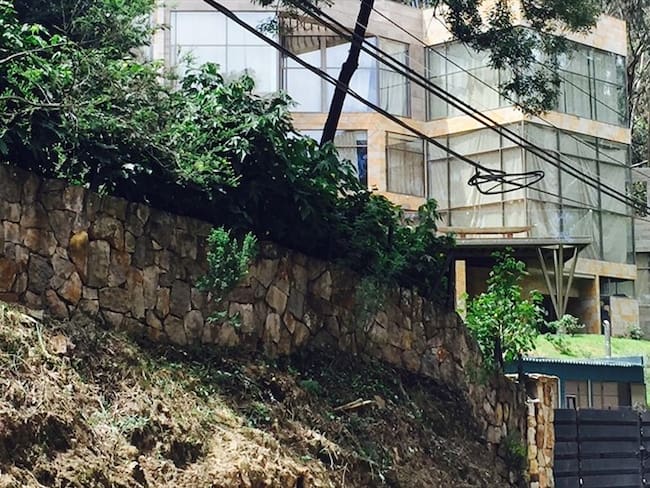 Construcción ilegal de mansiones está acabando con cerros de Bogotá. Foto: La W/ Paula Bolívar.
