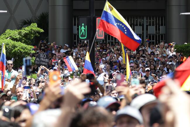 AME7684. CARACAS (VENEZUELA), 03/08/2024.- Miles de venezolanos protestan contra los resultados de las elecciones presidenciales del pasado domingo brindados por el Consejo Nacional Electoral (CNE), que proclamó ganador y reelegido al presidente Nicolás Maduro, este sábado en Caracas (Venezuela). Las protestas, convocadas por la mayor coalición opositora -la Plataforma Unitaria Democrática (PUD)- comenzaron en Caracas con normalidad y sin incidentes reseñables, pese a la gran afluencia de personas, tanto a pie como en motocicleta. EFE/ Ronald Peña R