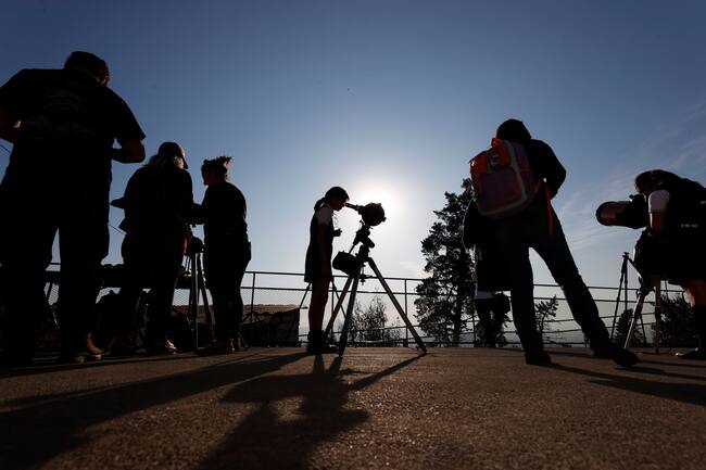 AME4282. SANTIAGO (CHILE), 02/10/2024.- Personas observan el eclipse solar anular este miércoles, en Santiago (Chile). El eclipse alcanzó una cobertura parcial de un 44% desde Santiago. EFE/ Elvis González