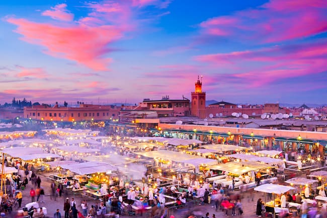 Vista de la plaza Djemaa el-Fna en Marruecos (Foto vía GettyImages)
