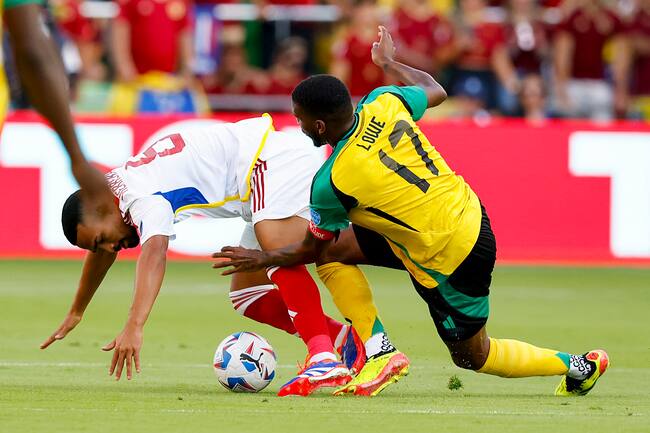 Austin (United States), 01/07/2024.- Venezuela midfielder Yangel Herrera (L) in action against Jamaica defender Damion Lowe (R) during the first half of the CONMEBOL Copa America 2024 group B match between Jamaica and Venezuela in Austin, Texas, USA, 30 June 2024. EFE/EPA/ADAM DAVIS