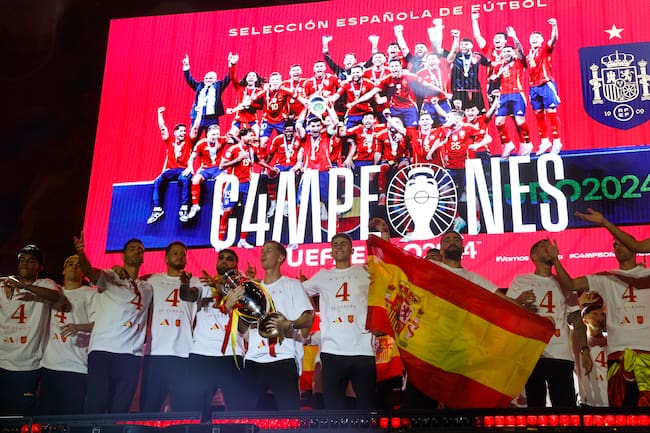 MADRID, 15/07/2024.- Los jugadores de la selección española durante la celebración este lunes en Cibeles del título de campeones de la Eurocopa conseguido tras vencer ayer en la final a Inglaterra disputada en el estadio Olímpico de Berlín. EFE / JP Gandul.