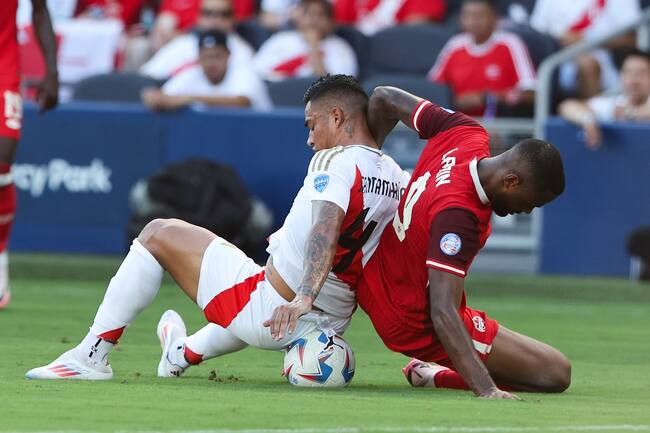 Kansas City (United States), 25/06/2024.- Peru defender Anderson Santamar'Äôa (L) and Canada forward Cyle Larin (R) battle for the ball during the second half of the CONMEBOL Copa America 2024 group A match between Peru and Canada, in Kansas City, Kansas, USA, 25 June 2024. EFE/EPA/WILLIAM PURNELL