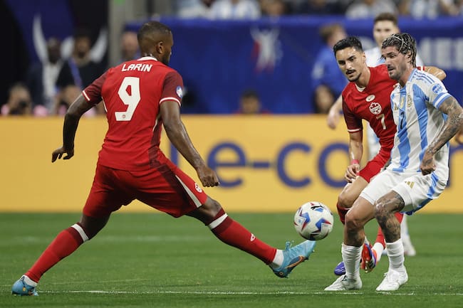 Atlanta (United States), 21/06/2024.- Cyle Larin (L) of Canada controls the ball in front of Stephen Eustaquio (2-R) of Canada and Rodrigo De Paul of Argentina (R) during first half of the CONMEBOL Copa America 2024 group A soccer match between Argentina and Canada, in Atlanta, Georgia, USA, 20 June 2024. EFE/EPA/ERIK S. LESSER