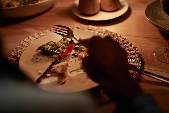 Persona terminando de consumir su cena. (Foto vía Getty Images)