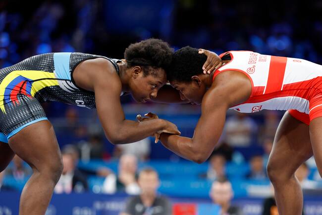 Paris (France), 11/08/2024.- Genesis Rosangela Reasco Valdez of Ecuador (red) in action during the Women's Freestyle 76kg Bronze Medal Match against Tatiana Renteria Renteria of Colombia at the Wrestling competitions in the Paris 2024 Olympic Games, at the Champs-de-Mars Arena in Paris, France, 11 August 2024. (Francia) EFE/EPA/FRANCK ROBICHON