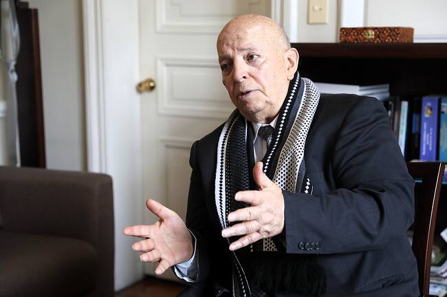 AME6751. BOGOTÁ (COLOMBIA), 07/04/2025.- El consejero comisionado para la Paz de Colombia, Otty Patiño, habla durante una entrevista con EFE este lunes, en Bogotá (Colombia). Patiño considera que los primeros acuerdos logrados con el Frente Comuneros del Sur, una disidencia del Ejército de Liberación Nacional (ELN), deben abrir los ojos de esa guerrilla, de la que dice que no escucha ni a su propia gente ni a las comunidades en las regiones para hablar de paz. EFE/ Carlos Ortega