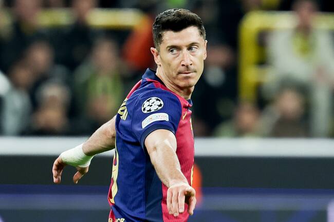 Dortmund (Germany), 15/04/2025.- Robert Lewandowski of Barcelona gestures during the UEFA Champions League quarter-finals, 2nd leg soccer match between Borussia Dortmund and FC Barcelona, in Dortmund, Germany, 15 April 2025. (Liga de Campeones, Alemania) EFE/EPA/FRIEDEMANN VOGEL