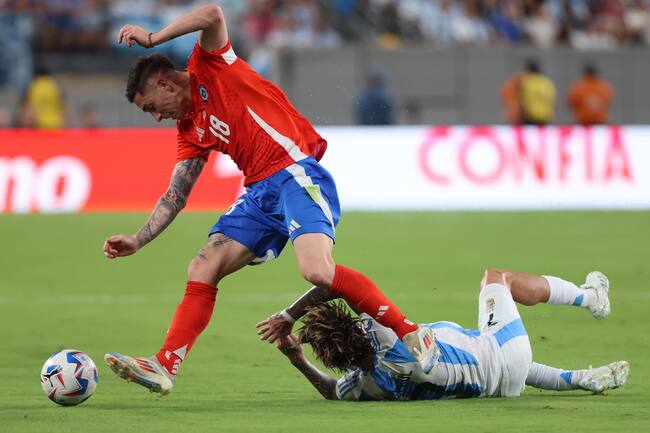 East Rutherford (United States), 25/06/2024.- Argentina midfielder Rodrigo De Paul (R) and Chile defender Rodrigo Echeverria (L) battle for the ball during the first half of the CONMEBOL Copa America 2024 group A soccer match between Argentina and Chile, at MetLife Stadium in East Rutherford, New Jersey, USA, 25 June 2024. EFE/EPA/JUSTIN LANE