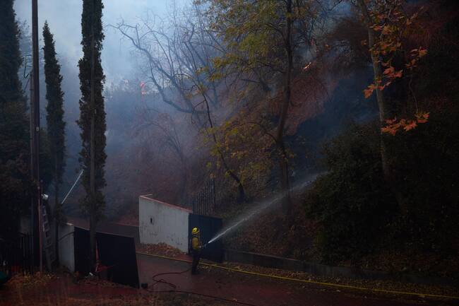Los Angeles (United States), 11/01/2025.- A firefighter hoses down embers during the Palisades wildfire in Los Angeles, California, USA, 11 January 2025. Thousands of firefighting and emergency personnel are involved in response efforts, as multiple wildfires are continuing to burn across thousands of acres in Southern California, destroying thousands of homes and forcing people to evacuate areas throughout the Los Angeles area. (incendio forestal) EFE/EPA/ALLISON DINNER