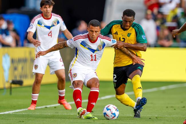 Austin (United States), 01/07/2024.- Venezuela forward Darwin Machis (L) in action against Jamaica defender Wes Harding (R) during the first half of the CONMEBOL Copa America 2024 group B match between Jamaica and Venezuela in Austin, Texas, USA, 30 June 2024. EFE/EPA/ADAM DAVIS